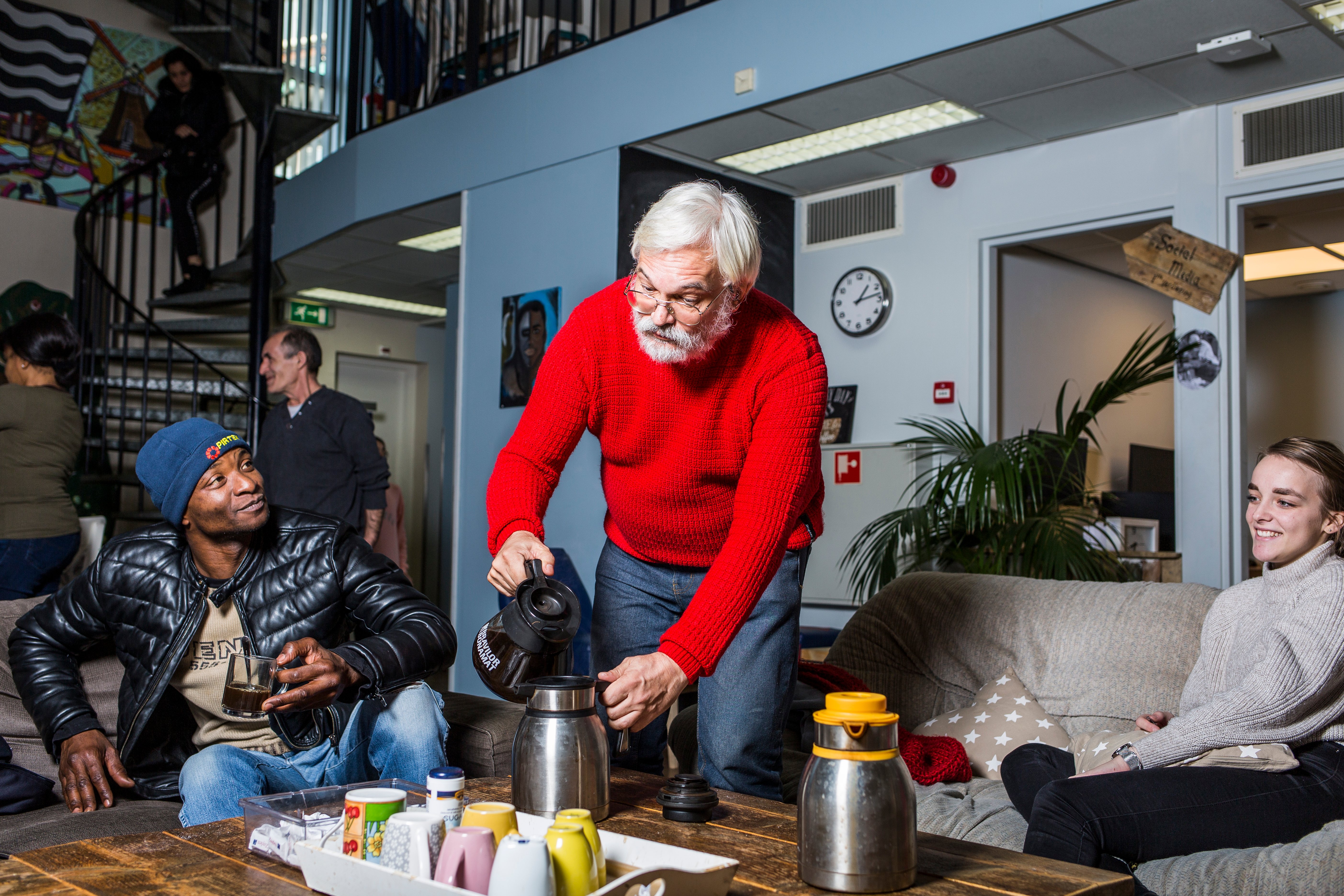 Man en vrouw zoeken prijzen hoortoestel